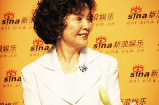 图文：《荣归》主创做客新浪--归亚蕾笑望郑少秋