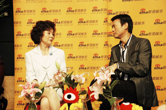 图文：《荣归》主创做客新浪--归亚蕾郑少秋交流