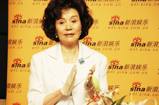 图文：《荣归》主创做客新浪--归亚蕾为秋哥鼓掌