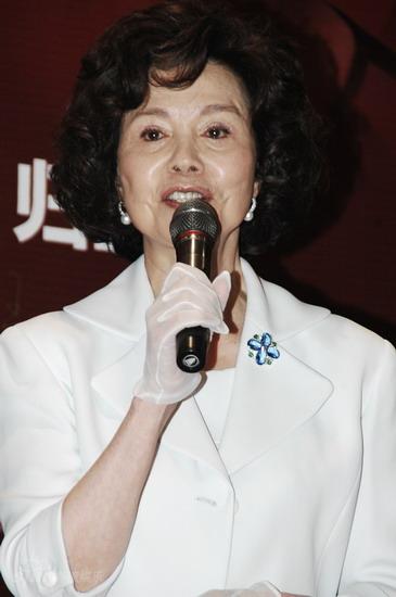 图文：《荣归》发布会--归亚蕾戴蕾丝手套