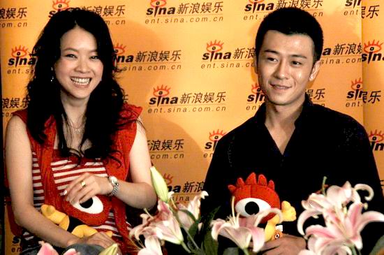 图文：《荣归》主演做客--曾宝仪林申抱小浪人
