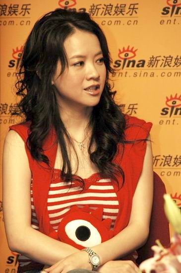 图文：《荣归》主演做客新浪--曾宝仪一身红衣