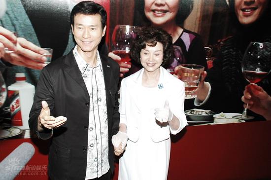 图文：《荣归》发布会--郑少秋归亚蕾合影