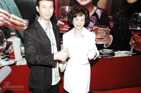 图文：《荣归》发布会--郑少秋归亚蕾摆造型