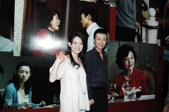 图文：《荣归》发布会--曾宝仪林申微笑合影