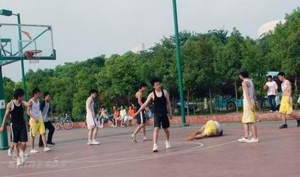 真男篮球对抗赛“李俊基”贾寅寅出意外【图】