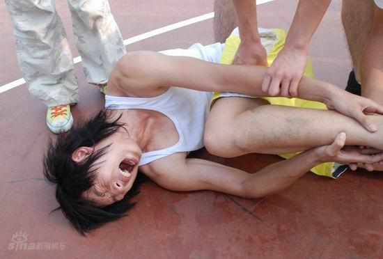 真男篮球对抗赛“李俊基”贾寅寅出意外【图】