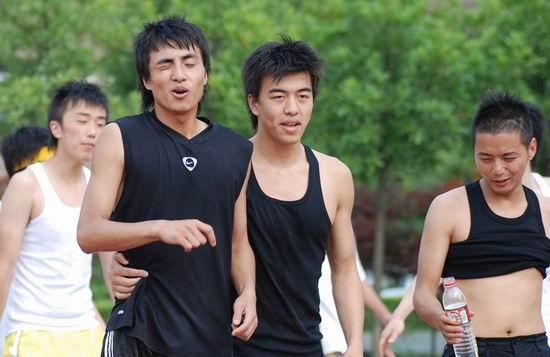 图文:真男孩篮球对抗赛--杨明燏被"搂"腰