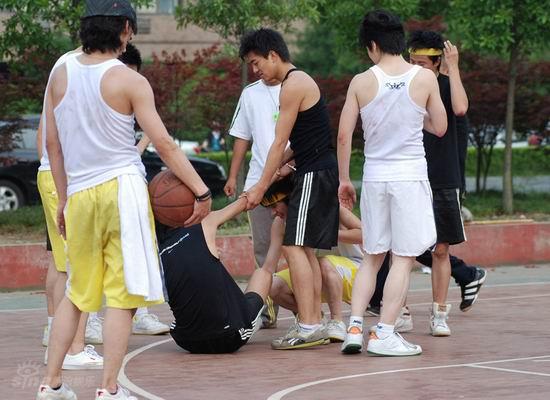 真男篮球对抗赛“李俊基”贾寅寅出意外【图】
