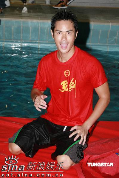 tvb新剧《强剑》宣传 郑嘉颖等狼狈落水【图】