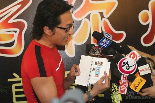 图文：《为你燃烧》首播--马景涛向媒体展示妻儿照片