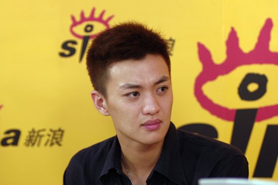 图文：周一围做客新浪--尤其喜欢打台球