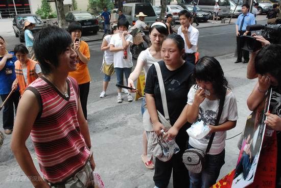 图文:粉丝呼吁复活真男王子--杨浩煜安慰粉丝