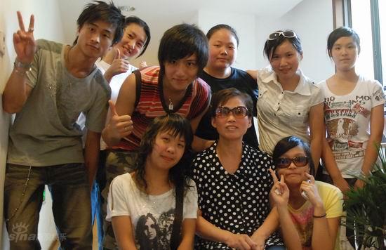 图文:粉丝呼吁复活真男王子--同铁杆粉丝合影