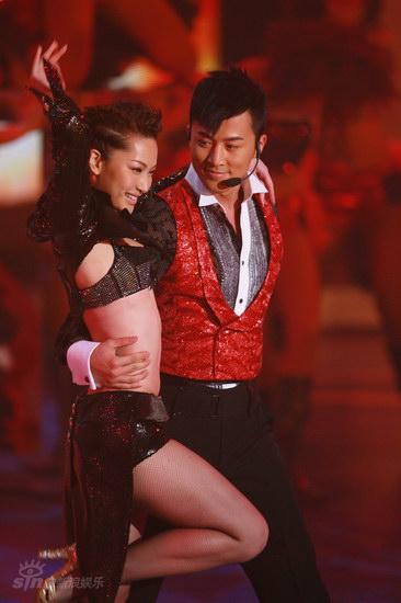 图文：2007港姐决赛--林峰搂性感美女共舞