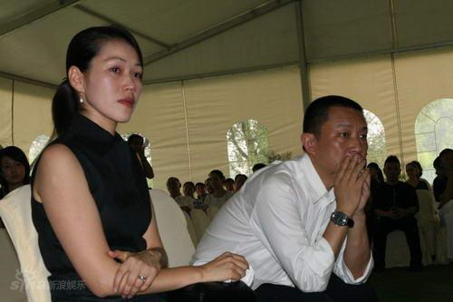 图文:池小宁追思会--池小宁的妻子悲痛