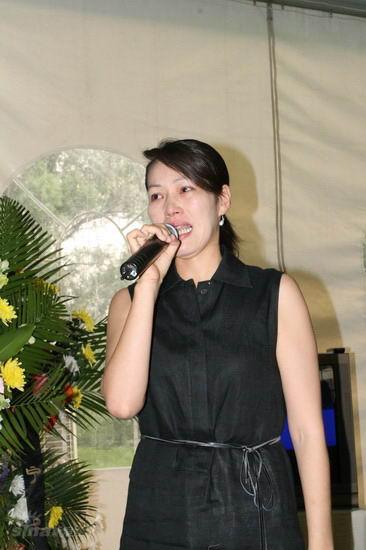 图文:池小宁追思会--池小宁妻子哽咽