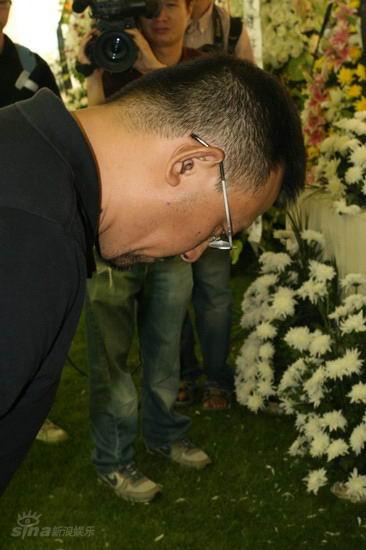 图文:池小宁追思会--姜文在灵位前鞠躬