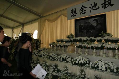 图文池小宁追思会现场烛光点点