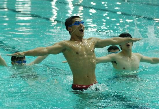 图文:真男确定11进10--选手跃出水面展露身手