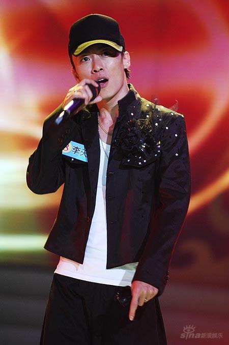 图文:真男孩11进10晋级赛--李天龙演唱RAP