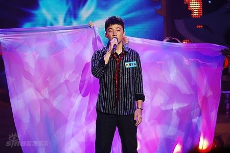 图文:真男孩10进9比赛--曹宇晨演唱《听海》
