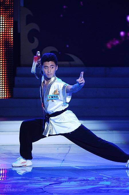 图文:真男孩10进9比赛-訾悍晨剑术表演