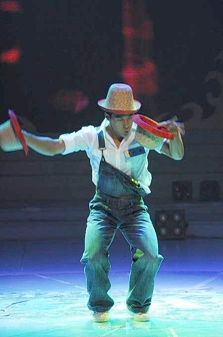 图文:真男孩10进9比赛--卢歌表演《梦幻高帽》