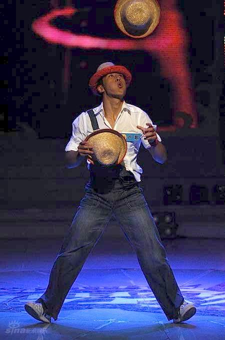 图文:真男孩10进9比赛--卢歌不断变出帽子