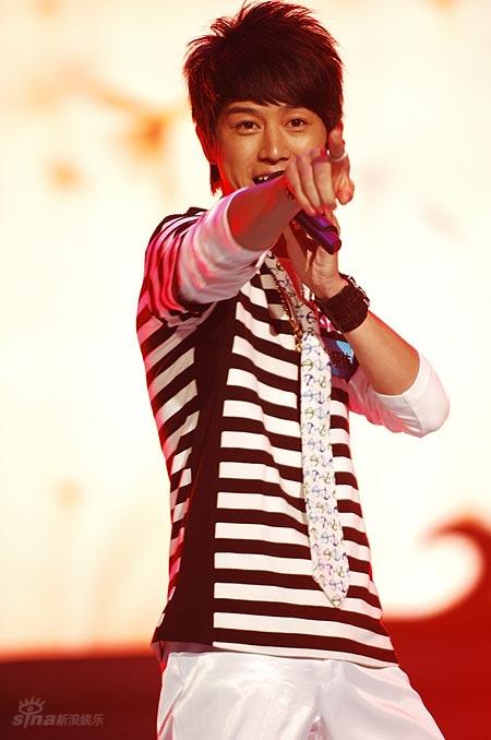 图文:真男孩10进9比赛--阮晓伟演唱王力宏的歌