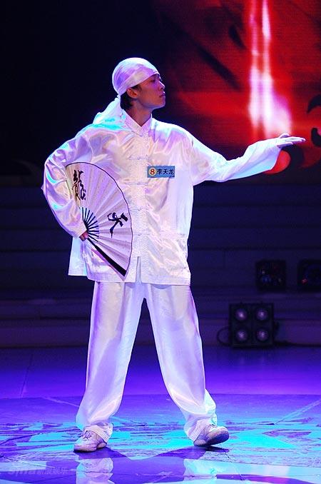 图文:真男孩10进9比赛--李天龙舞蹈《舞江南》