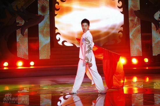 图文：真男8进7淘汰赛--卢歌帅气亮相表演舞蹈
