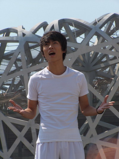 图文:奥运真男孩北京帅气亮相-李天龙放歌鸟巢