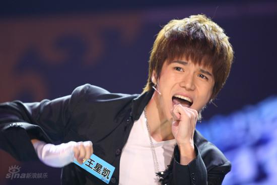 图文:真男终极对决--王星凯模仿伙伴唱歌