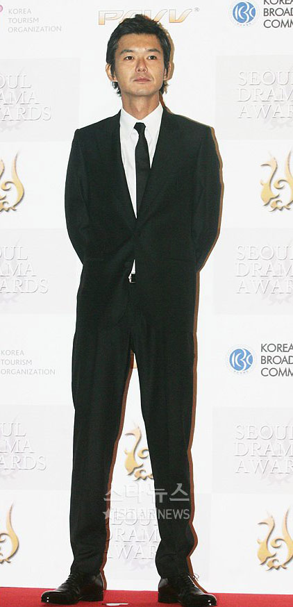 图文:日本男星渡部笃郎黑色礼服亮相巨星气质