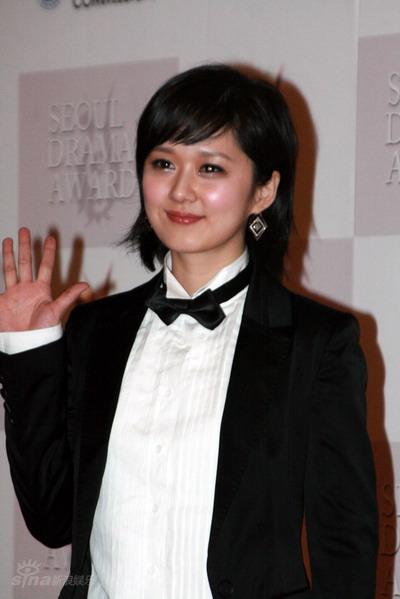 图文首尔电视剧盛典张娜拉向观众挥手微笑