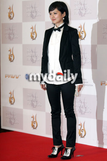 图文:首尔电视剧盛典 张娜拉短发制服表情肯定