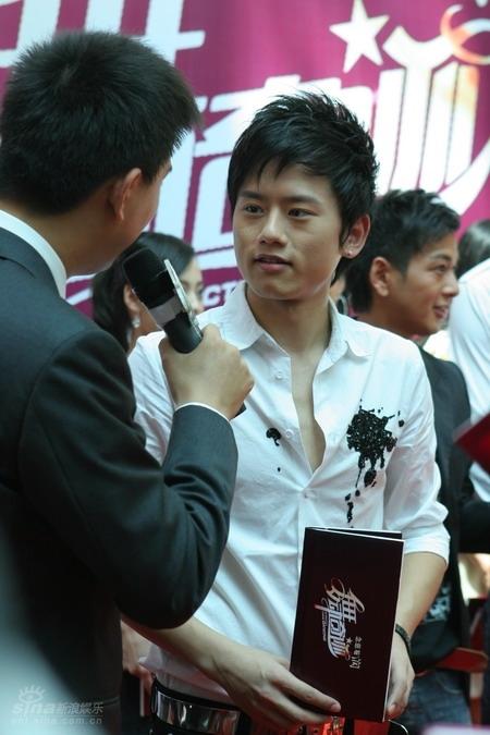 图文:舞动奇迹--张杰短发阳刚相貌俊俏