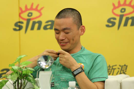 图文：《士兵突击》获奖做客聊天--王宝强小动作