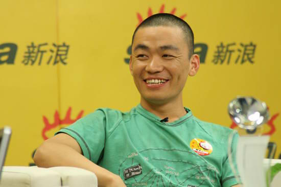 图文：《士兵突击》获奖做客聊天--王宝强憨笑