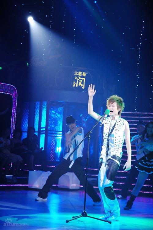图文:《舞动奇迹》现场照--李宇春演唱主题曲