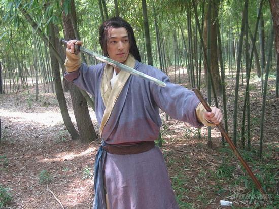 图文：胡歌版《射雕》复工-胡歌舞剑