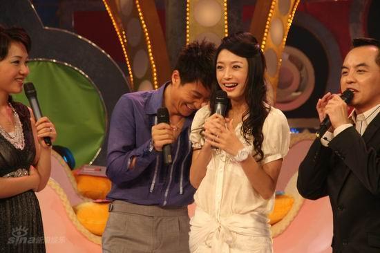 图文:《绣娘兰馨》首映仪式--李宗翰笑倒秦岚身上