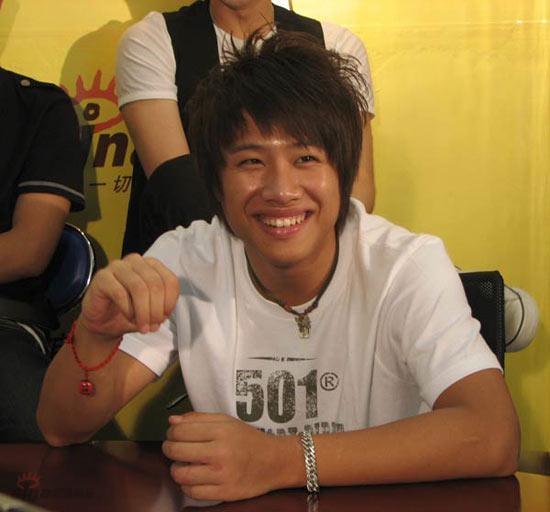 图文:型秀4强新浪聊天--袁野开怀大笑