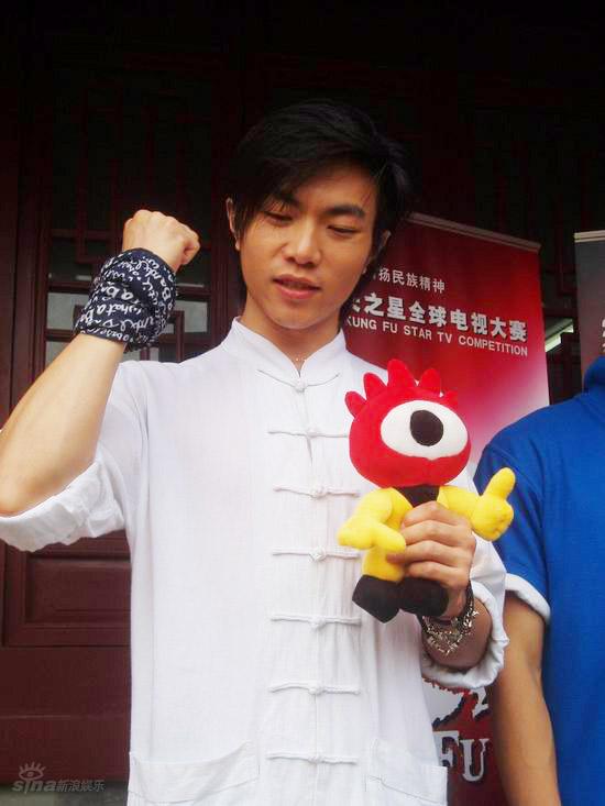 图文:功夫之星华山选手--阎玺给自己加油