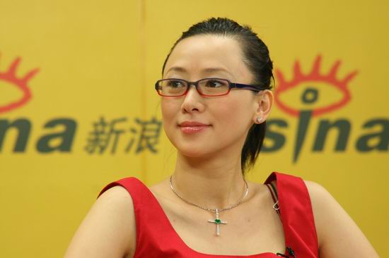 图文：《绣娘兰馨》主演做客--翁虹美丽脸庞
