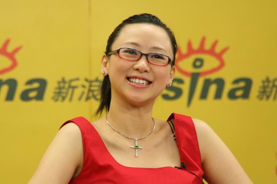 图文：《绣娘兰馨》主演做客--翁虹可爱笑容