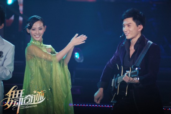 图文:舞动奇迹第五场--袁伟豪为张嘉倪唱加油歌