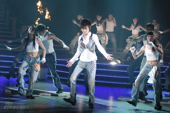 图文:《舞动奇迹》第六场--李宇春酷炫登场