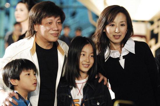 图文:功夫盛典红地毯-梁小龙和家人温馨亮相